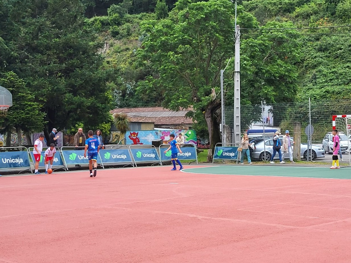 Alrededor de 1.400 deportistas en el Torneo Internacional de Fútbol Sala de Base “Villa de Luarca 2024”, con el que colabora Unicaja