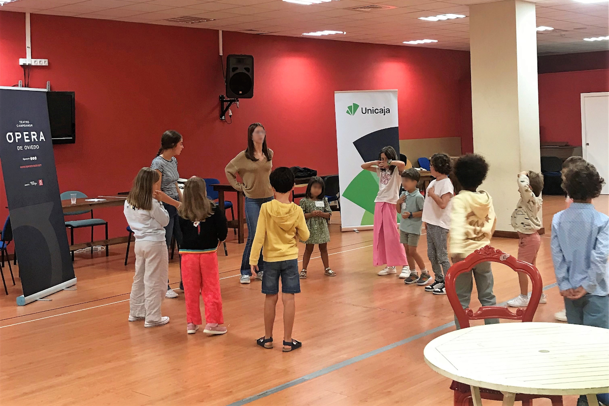 Una treintena de escolares participan en un taller infantil organizado por la Ópera de Oviedo, que ha contado con la colaboración de Unicaja 