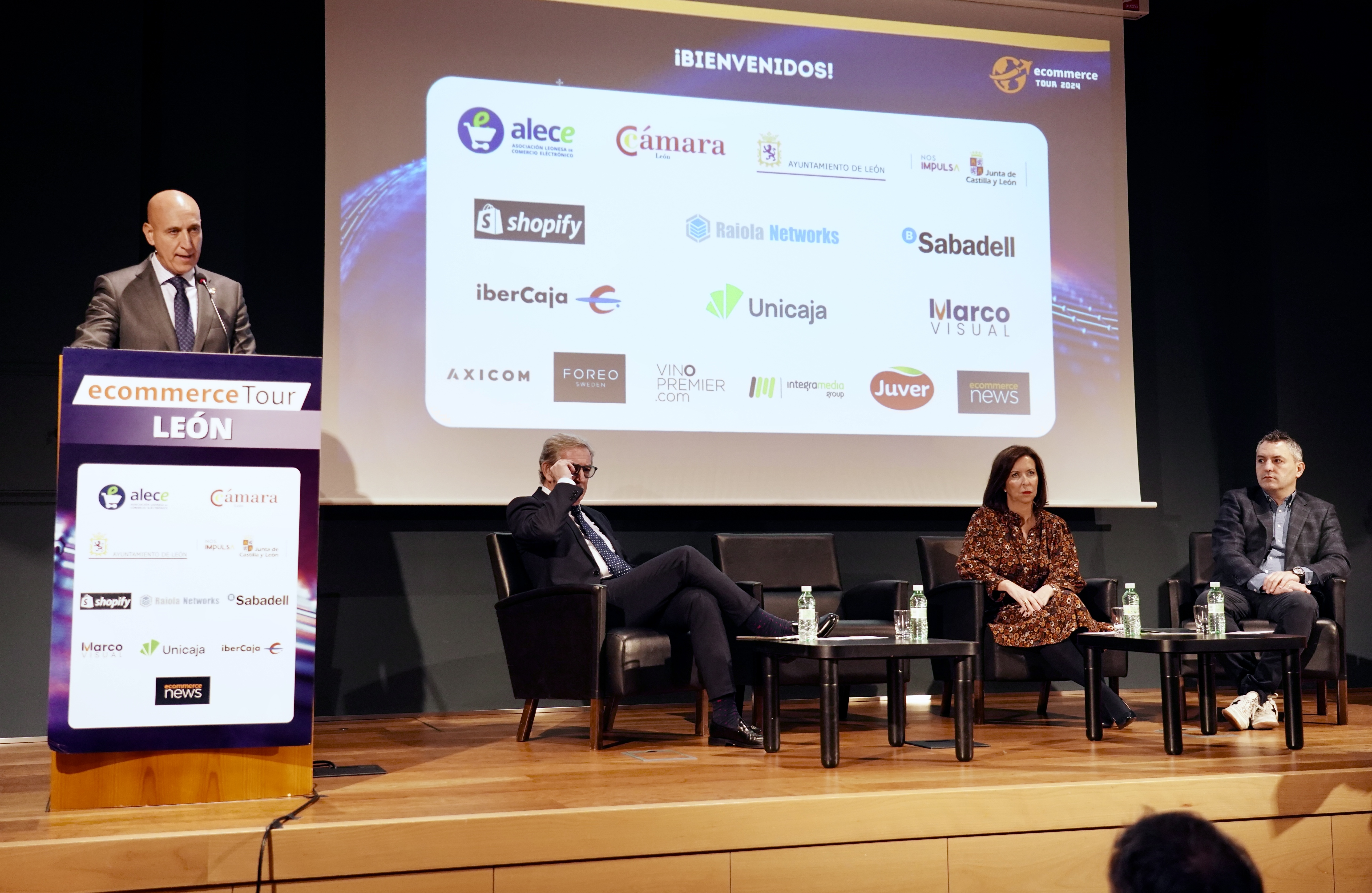 Los empresarios de León analizan las tendencias del comercio electrónico, en una jornada que ha contado con la colaboración de Unicaja 