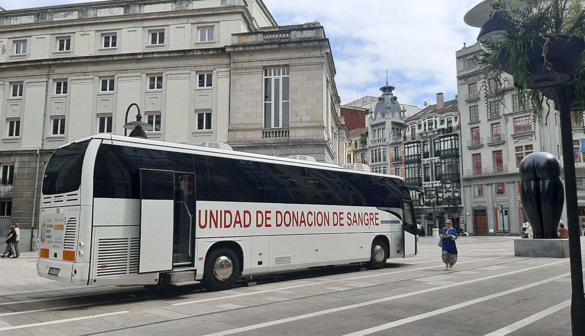 Trabajadores de Unicaja en Oviedo colaboran en un maratón de donación de sangre