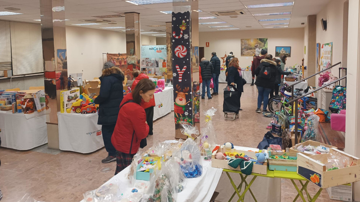 Inaugurado en Salamanca el mercadillo solidario a favor de familias afectadas por el cáncer infantil, con la colaboración de Unicaja