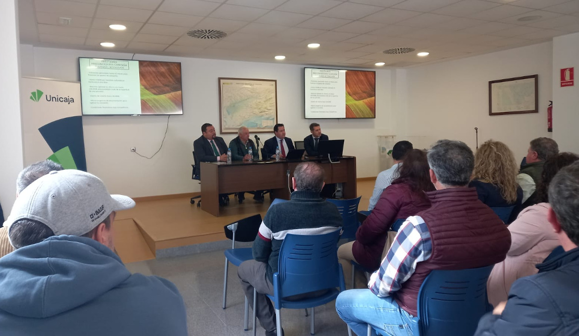 Encuentro con la Comunidad de Regantes de Lebrija para acercar los productos y servicios de Unicaja destinados al sector agrario