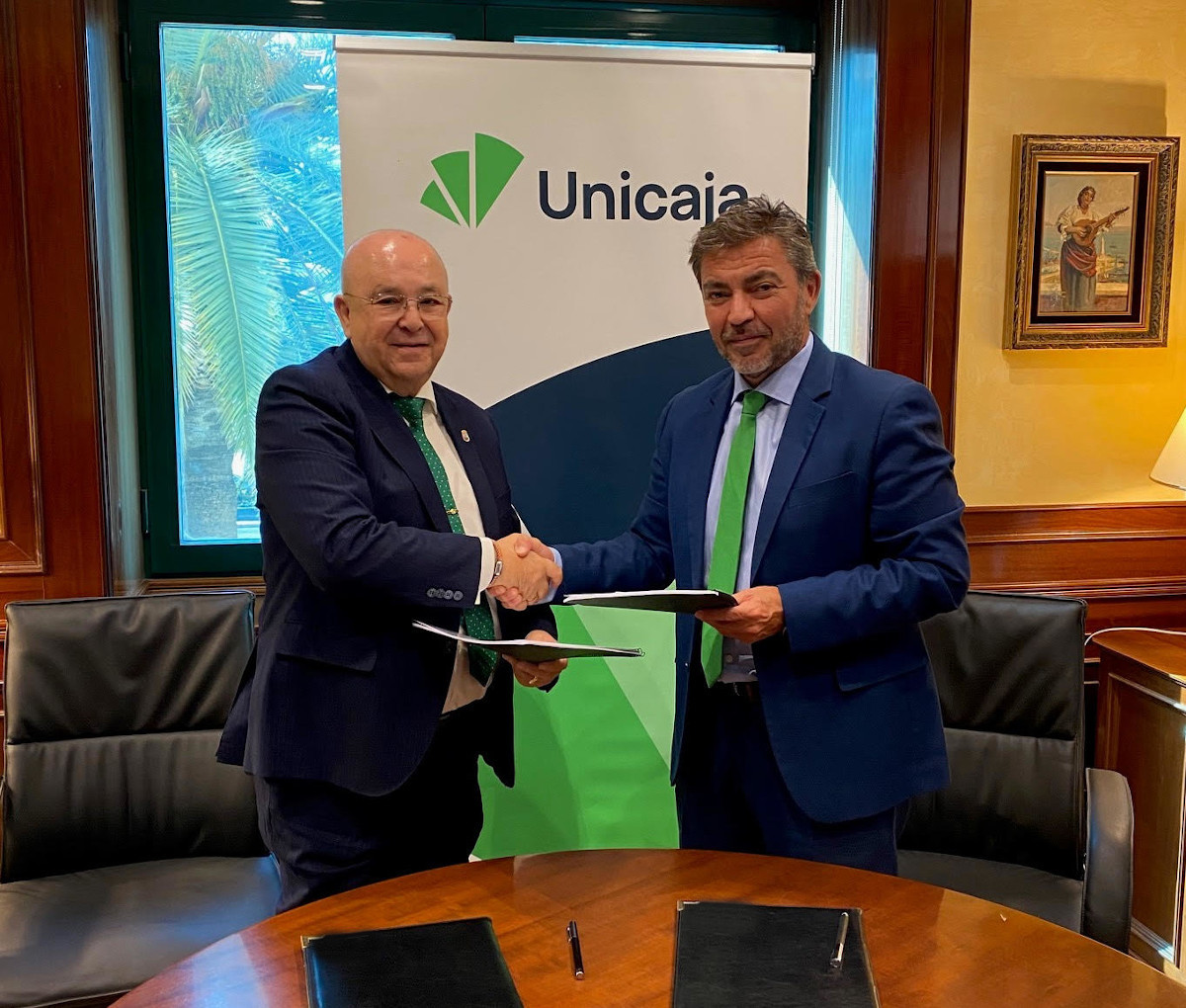 Unicaja apoya la labor de la Federación Malagueña de Peñas y de sus más de cien entidades federadas